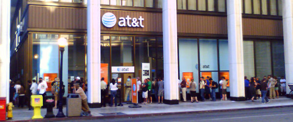 Image: AT&T store on iPhone day